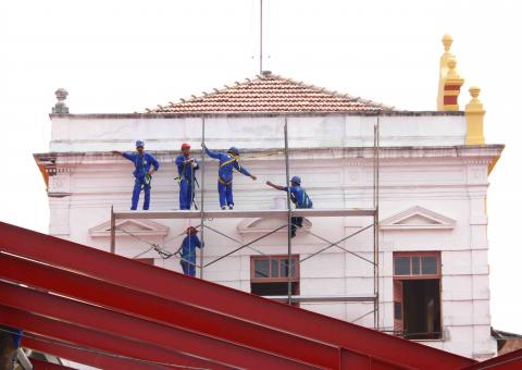 Prefeito garante entrega do mercado no aniversário de Manaus